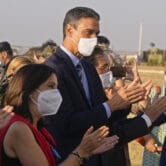 Margarita Robles and Pedro Sánchez applaud Afghanistan evacuees in Madrid.