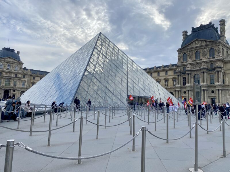 louvre pyramid