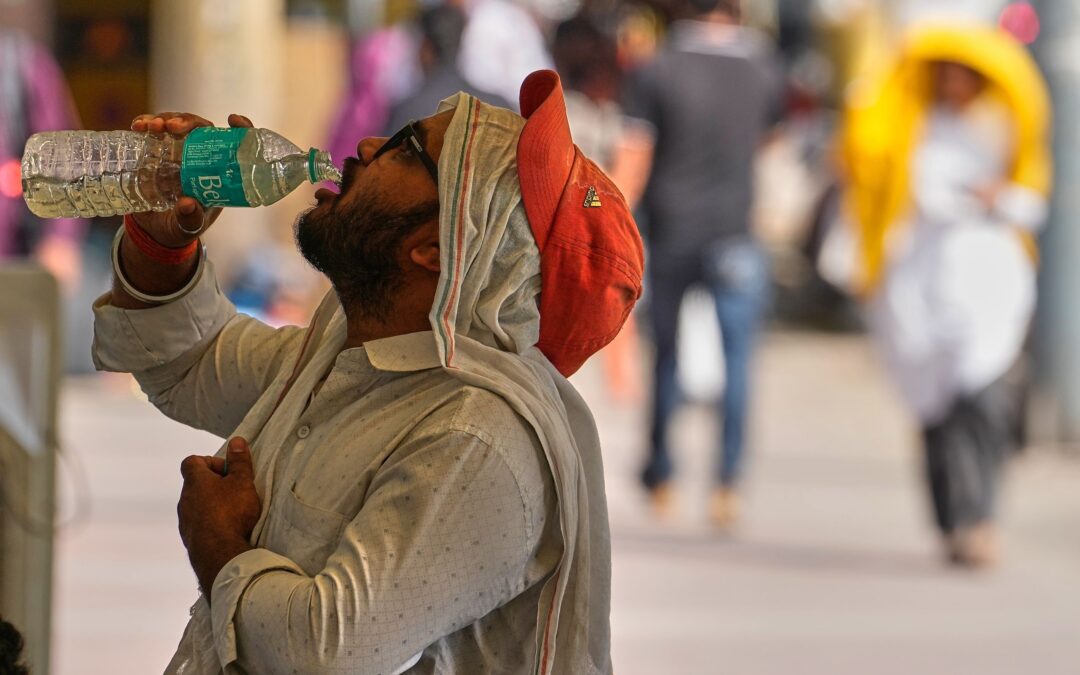 Heat wave empties roads and markets in north India as some farmers turn to nighttime work